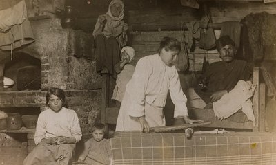Ensimmäinen maailmansota: "Ukraina vuosina 1914-1916 Saksan armeijan hyökkäyksen aikana. Perhe talossa (m/w kuva) tekijältä Heldenfriedhof Dsessentniki (attr. to)