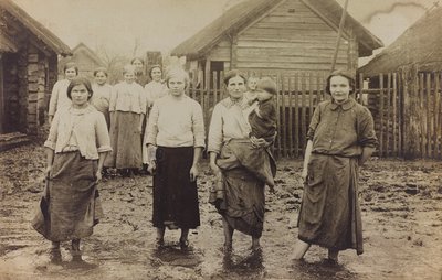 Ensimmäinen maailmansota: "Ukraina vuosina 1914-1916 Saksan armeijan hyökkäyksen aikana. Muotokuva ryhmästä naisia, joilla on lapsia (b/w valokuva) tekijältä Heldenfriedhof Dsessentniki (attr. to)