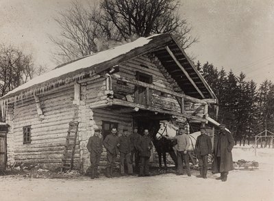 Ensimmäinen maailmansota: "Ukraina vuosina 1914-1916 Saksan armeijan hyökkäyksen aikana. Talon sotilaallinen eturintama (mv/w kuva) tekijältä Heldenfriedhof Dsessentniki (attr. to)
