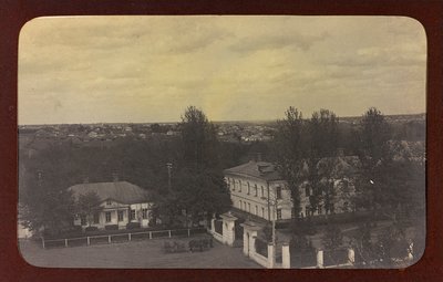 Ensimmäinen maailmansota: "Ukraina vuosina 1914-1916 Saksan armeijan hyökkäyksen aikana. Näkymä kaupunkiin (m/w kuva) tekijältä Heldenfriedhof Dsessentniki (attr. to)