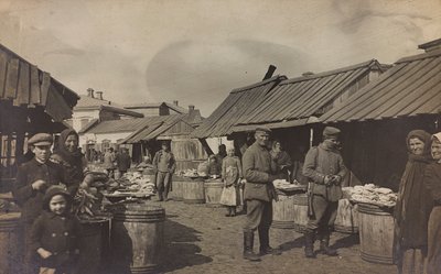 Ensimmäinen maailmansota: "Ukraina vuosina 1914-1916 Saksan armeijan hyökkäyksen aikana. Armeija markkinoilla (mv/w kuva) tekijältä Heldenfriedhof Dsessentniki (attr. to)