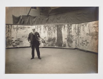 Claude Monet palettillaan Les nymphéas -teoksensa edessä tekijältä Henri (attr. to) Manuel