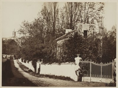Louveciennesin katu, noin 1869 (valokuva lasinegatiivista) tekijältä Henri Bevan
