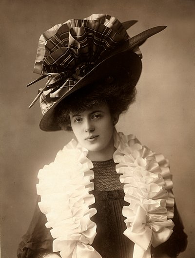 Lähikuva nuoresta naisesta 1900-luvun alun vaatteissaan tekijältä Henri Manuel