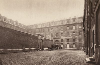 Pariisi: Cour interieure de St-Lazare, la prison des femmes; St-Lazaren sisätilojen tuomioistuin, naisvankila (s/w valokuva). tekijältä Henri Manuel