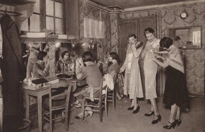 Pariisi: mannekiinit; sivukohtaus suuressa puvustamossa; mallinuket (s/w valokuva). tekijältä Henri Manuel
