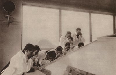 Pariisi: Pendant une operation, dans un hopital moderne; Leikkaus ylhäältä katsottuna sairaalassa (s/w valokuva). tekijältä Henri Manuel