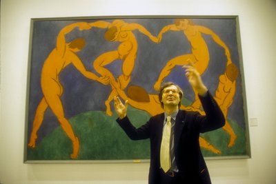 Rooma, Quirinal Stables, 2000. Italialainen taidekriitikko Vittorio Sgarbi Henri Matissen "Tanssi" -teoksen edessä Eremitaasin sata mestariteosta -näyttelyssä (kuva). tekijältä Henri Matisse