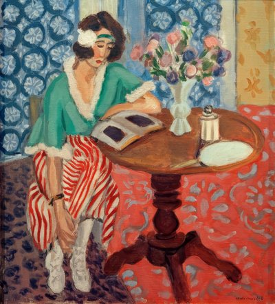 Nainen lukemassa pöydän ääressä ((vihreä, punainen raidallinen mekko)) tekijältä Henri Matisse