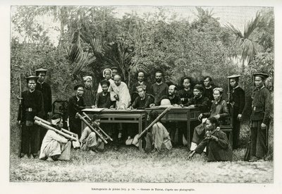 Merirosvojen kuulustelut. Thiriatin kaiverrus valokuvan jälkeen havainnollistamaan tarinaa Trente mois au Tonkin vuonna 1884, tohtori Hocquard, in le tour du monde 1889, ohjaaja Edouard Charton (1807-1890), Hachette, Pariisi. tekijältä Henri Thiriat