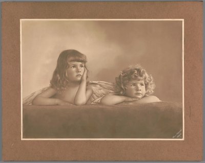 Muotokuva valokuvaajan tyttäristä Agnes Renéesta ja Irène Heloïse Pauw van Wieldrechtistä Rafaelin Sistine Madonnan putista lainatussa asennossa (Dresden, Galerie Alte Meister) tekijältä Henry Pauw van Wieldrecht