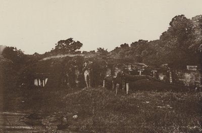 Ciutats en ruïnes de Ceilan: Temple de la roca a Polonnaruwa (foto b/n) finlandès tekijältä Henry W. Cave
