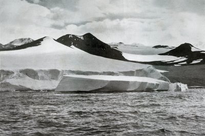 Bergin poikiminen jäätiköstä Cape Crozierissa, c1911, 1913 tekijältä Herbert Ponting