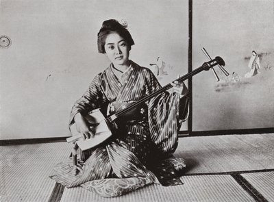 Geisha leikkimässä Samisena (m/w kuva) tekijältä Herbert Ponting