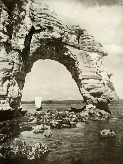 Meren kulunut kaari Matsushimassa, 1910. tekijältä Herbert Ponting