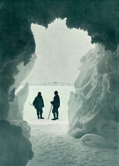 An Ice Grotto - Telttasaari etäisyydellä Kapteeni Scott ja Wright, c1911, 1913 tekijältä Herbert Ponting