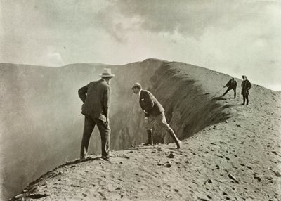 Kraatterien partaalla, Asama-Yama, 1910. tekijältä Herbert Ponting