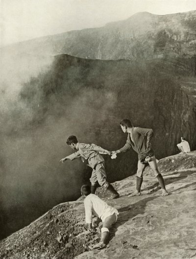 Kraatterien partaalla, Aso-San, 1910. tekijältä Herbert Ponting