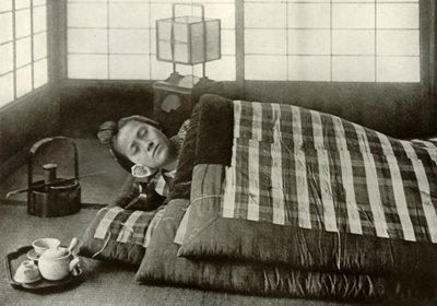 Nukkumaanmeno Japanissa, 1910. tekijältä Herbert Ponting