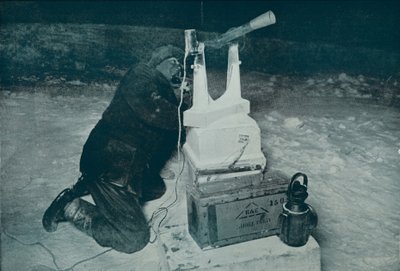 C. S. Wright tekee havainnon kauttakulkumatkalla, 8. elokuuta 1911, 1913 tekijältä Herbert Ponting