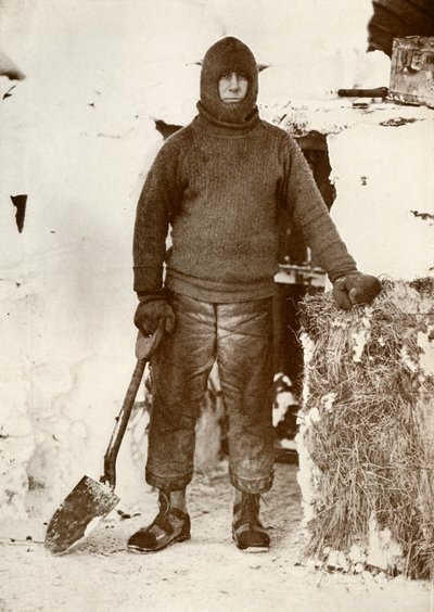 Kapteeni L. E. G. Oates tallin oven luona, 30. elokuuta 1911, 1913 tekijältä Herbert Ponting