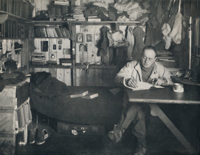 Kapteeni Scott kirjoittaa päiväkirjaansa mökissä Cape Evansissa, c1911, 1914. tekijältä Herbert Ponting