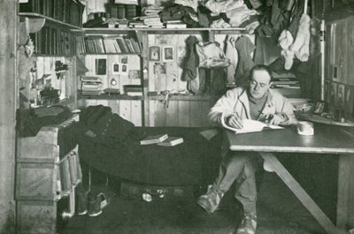Kapteeni Scott kirjoittaa päiväkirjaansa tekijältä Herbert Ponting