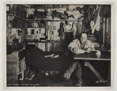 Kapteeni Scott kirjoittamassa päiväkirjaansa Terra Nova -retkikunnan (1910-13) etelänavalle suuntautuneen retkikunnan aikana (bromidipainos). tekijältä Herbert Ponting