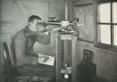 Tohtori Simpson Unifilar Magnetometerissa, 1911, 1913 tekijältä Herbert Ponting
