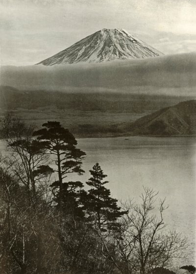 Fuji keskikokoisesta nocler-selkärangasta, 1910. tekijältä Herbert Ponting
