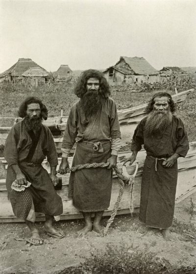 Happu Konno, Metsästäjä keskustassa ja kaksi Ainu-kalastajaa, 1910. tekijältä Herbert Ponting
