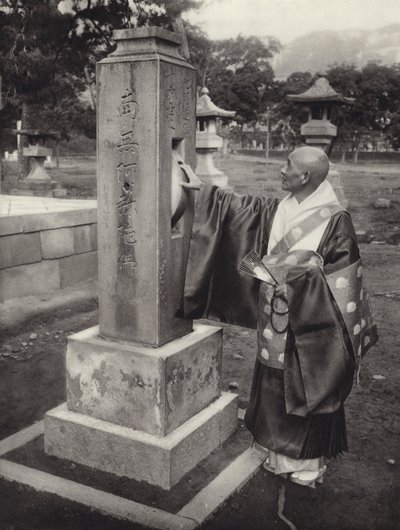 Japani 1920-luvulla: rukouspyörä ja buddhalainen pappi (m/v kuva) tekijältä Herbert Ponting