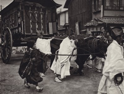 Japani 1920-luvulla: korkea-arvoisen henkilön shintoistiset hautajaiset (m/w kuva) tekijältä Herbert Ponting