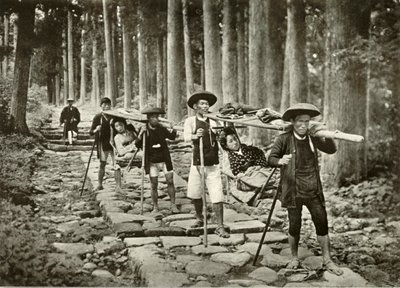 Japanilaiset naiset menossa pyhäkköihin, Nikko, 1910. tekijältä Herbert Ponting