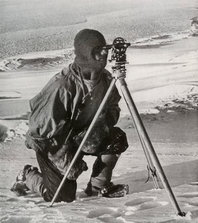 Liut. E. R. G. R. Evans Surveying With The Four-Inch Theodolite, lokakuu 1911, 1913. tekijältä Herbert Ponting