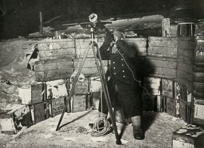 Liut. Evans tarkkailemassa Jupiterin peittämistä, 8. kesäkuuta 1911, 1913 tekijältä Herbert Ponting