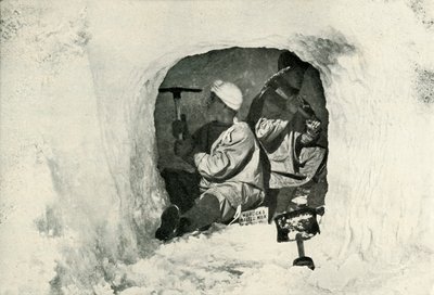 Liut. Evans ja Nelson leikkaamassa luolaa kylmävarastointia varten, 12. tammikuuta 1911, 1913 tekijältä Herbert Ponting