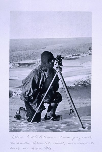 Luutnantti Evans tutkii 4 tuuman teodoliitilla, jota käytettiin etelänavan paikallistamiseen, "Scottin viimeiseltä tutkimusmatkalta" tekijältä Herbert Ponting