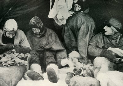 Napapuolueen jäsenet pääsevät makuupussiinsa, c1911, 1913. tekijältä Herbert Ponting