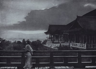 Moni ght at Kiyomizudera (b/w p hot) tekijältä Herbert Ponting