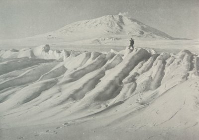Erebus-vuori veden kuluttaman jäävuoren yllä, lokakuussa 1911, 1913 tekijältä Herbert Ponting