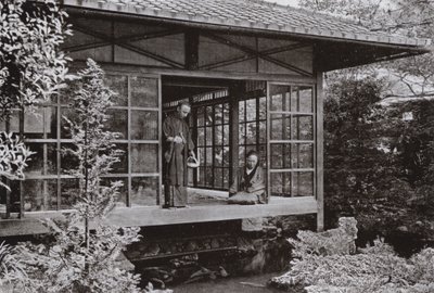 Namikawa San ruokkii karppiaan (m/w kuva) tekijältä Herbert Ponting