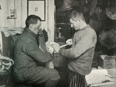 Upseeri Evans sitoo tohtori Atkinsonin käden, 5. heinäkuuta 1911, 1913 tekijältä Herbert Ponting
