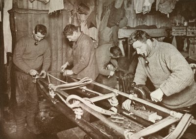 Kelkkojen valmistaminen Polar Journey -matkalle Crean, Forde, Lashly, P.O. Evans, 1911, 1913. tekijältä Herbert Ponting