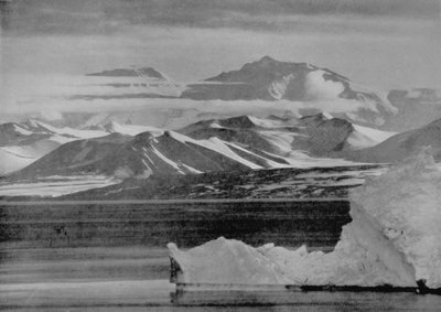 Televalokuva Mount Lister Scarpista, 10. helmikuuta 1911, 1913 tekijältä Herbert Ponting