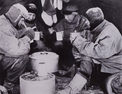 "Sinä iltana he söivät jouluaterian" (m/w kuva) tekijältä Herbert Ponting