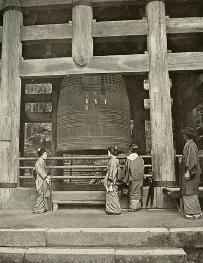 Suuri kello Chio-In-temppelissä, 1910. tekijältä Herbert Ponting