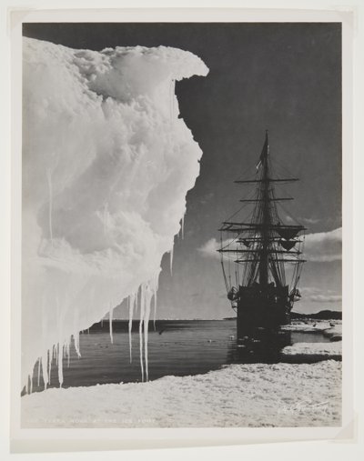 The Terra Nova at the Ice Foot (bromidiprintti) tekijältä Herbert Ponting