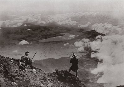 Kaksi mailia pilvien yläpuolella, "Three-Days-Moon" -järvi Fujin huipulta (m/v kuva) tekijältä Herbert Ponting