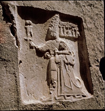 Kuningas Tudhaliya suojelee jumalallista (Matala kohokuvio. noin 1250-1220 eKr.) tekijältä Hittite